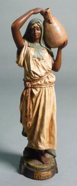 FREIDRICH GOLDSCHEIDER Sujet en céramique polychrome figurant une femme à la jarre....