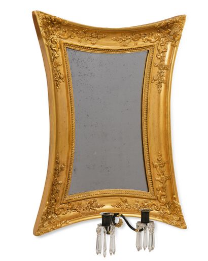 null 一对弯曲的长方形光镜，镜腿可以调节，有两个扶手和切割玻璃流苏。北欧，19世纪初。
高度：63厘米 - 宽度：47厘米（状况非常好，有修复和小的缺失部分...