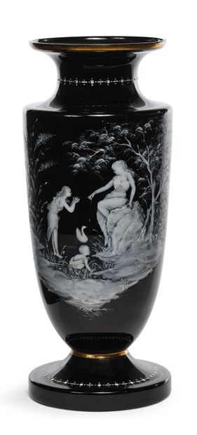 ATTRIBUÉ À MARY GREGORY (1856 - 1908) Grand vase de verre teinté noir à décor émaillé...