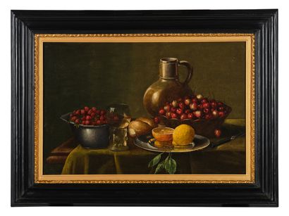 ECOLE DU XVIIIe SIÈCLE 静物与Römer
布面油画。
高：49厘米 - 宽：72厘米
在一张铺着绿色床单的桌子上画着一个半满的罗麦，周围是一个装满草莓的锡碗和一个盘子，上面放着一个带叶子的柠檬和半个从中间切开的柠檬。在背景中：一个装满樱桃的柳条篮子，一个面包和一个投手，在左边，一个侧面被斜放。
这幅画是基于17世纪静物画的所有准则。所描绘的物体和水果唤起了时间对生命的印记：Römer被装了一半，两个柠檬中的一个被切成两半，整个柠檬代表了生存的苦涩；樱桃和草莓的脆弱，是寿命非常有限的水果。有两个物体在那里为构图提供了深度：对角线刀和前景中从桌子上出现的紫铜盘。英国人和德国人用来描述我们所说的...