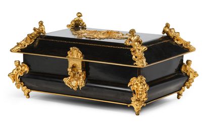 null SERRE-BIJOUX en forme de sarcophage est plaqué d'ébène avec une riche ornementation...