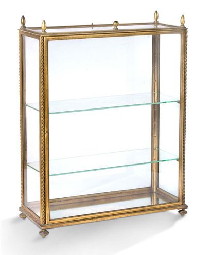 null 长方形的玻璃窗安装在有凹槽和镀金的青铜中。19世纪中期。
高度：71厘米 - 宽度：52厘米 深度：22厘米（缺少一粒种子）
