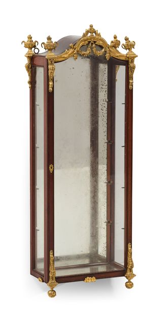 null PETITE VITRINE MURALE en acajou, fond miroir, riche ornementation de bronze...