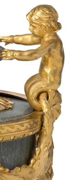 ATTRIBUÉ À PIERRE GOUTHIERE (1732 - 1813) Vase ovoïde en jaspe Revna surmonté d'un...
