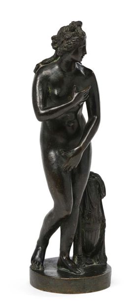 null VÉNUS MÉDICIS
Groupe en bronze représentée nue, debout contre un vase couvert...