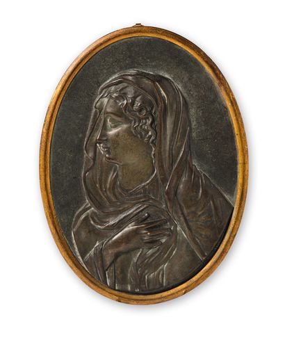 null 椭圆形铜质奖牌，有阴影的铜色，代表圣母玛利亚，经过处理后略微凸起。难以辨认的签名痕迹。法国，18世纪。
高：19厘米 - 宽：14厘米
在一个镀金的铜...