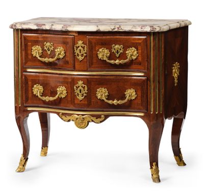 LOUIS DELAITRE (MAÎTRE EN 1738) Chest of drawers in amaranth veneer, with three drawers...