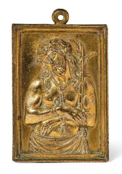  ECCE HOMO Plaque rectangulaire en cuivre doré représentant le Christ aux liens couronné...