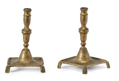 一对青铜火炬，柱状轴设置在一个刻有同心圆的方形底座上。西班牙，17世纪初。
高度：24厘米...