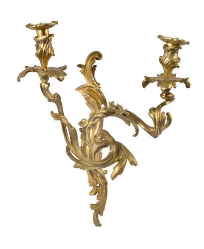 ATTRIBUÉE À JACQUES CAFFIERI (1678 - 1755) Paire de bras de lumière rocaille en bronze...