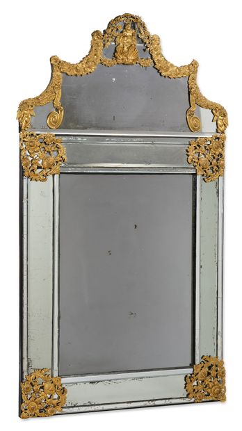美丽而罕见的镜子
双层框架的镜子，装饰有镀金和重塑的铜。四角有花瓶和叶子的装饰，门楣上有鲜花、叶子、水果花环、安慰剂、爱情的装饰，中间是海神安菲特里特的图案。法兰德斯，17世纪末，18世纪初。
高度：177厘米...