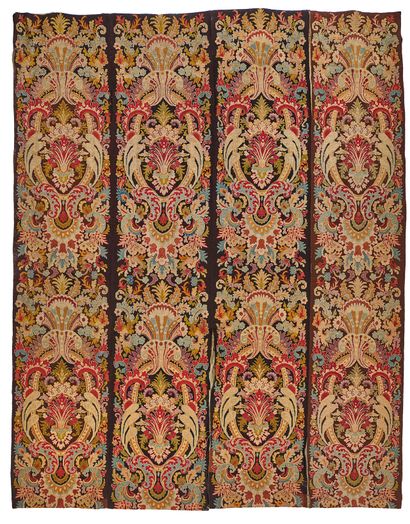 一套四张挂毯，黑色背景上有卷轴、叶子和多色花的织锦。路易十四风格。
高度：2.96米...