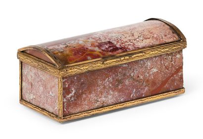 null SMALL CASE OF plate of jasper bisautés, the curved top. Gilded copper mounting....