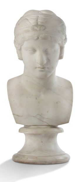 École ITALIENNE du début du XIXe siècle 
Jeune Apollon

Bust in white Carrara marbre....