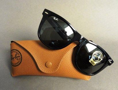 RAY BAN Paire de lunettes de soleil "ORIGINAL WAYFARER" Monture noire Dans son étui...