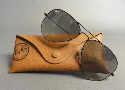 RAY BAN Paire de lunettes de soleil "AVIATOR" Monture en métal laqué noir Dans son...