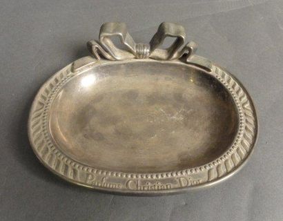 Christian DIOR Vide-poche en métal argenté orné d'un noeud Louis XVI L: 16,5 cm