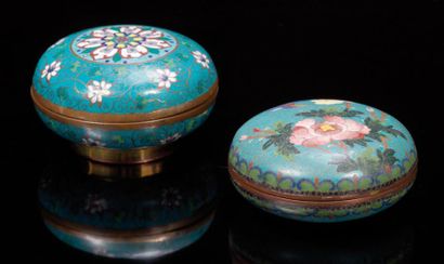 CHINE Deux boites circulaires couvertes en bronze cloisonné, décorées pour l'une...