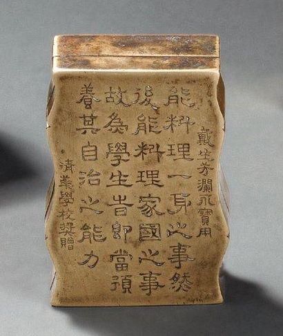 CHINE Boîte à encre de forme bambou couverte en cuivre doré gravée d'idéogrammes...