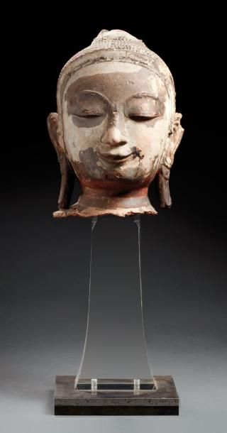ASIE DU SUD EST Grande tête de Bouddha en terre cuite et stuc, traces de laques rouge...
