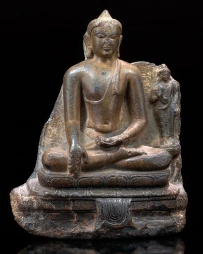 INDE ou ASIE du SUD-EST Sculpture en pierre représentant un bouddha assis en position...