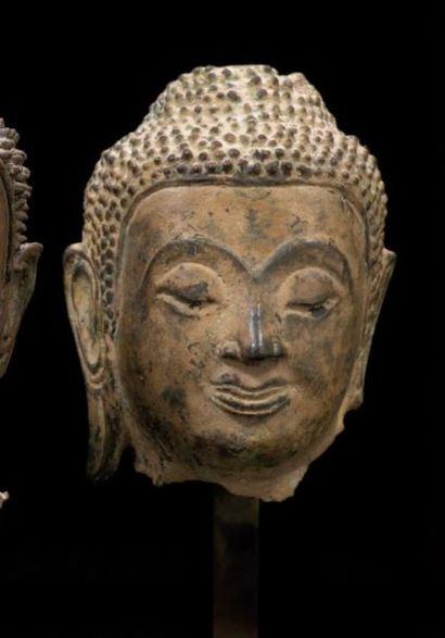 CHINE Belle tête de Bouddha en bronze ciselé à patine brune verte, Dynastie des MING,...