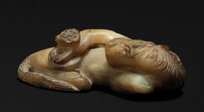 CHINE Sculpture en stéatite brune représentant un Singe allongé sur un cheval couché...