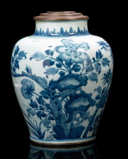 CHINE Vase balustre décoré en bleu sous couverte de volatiles, bambous, rochers percés,...