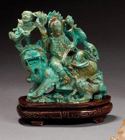 CHINE Sculpture en racine de turquoise représentant une déesse Kwanhin chevauchant...