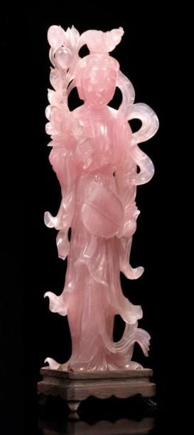 CHINE Figurine en quartz rose représentant une déesse kwanhin. Epoque Moderne H:35...