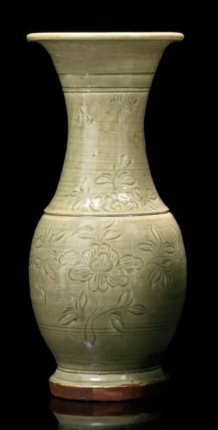 CHINE Vase cornet en grès à couverte céladon vert à décor incisé de fleurs. Dynastie...