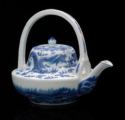 CHINE Théière sphérique couverte, l'anse également en porcelaine, décorée en bleu...
