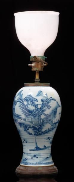 CHINE Vase de forme balustre décoré en bleu sous couverte d'un paysage lacustre animé...