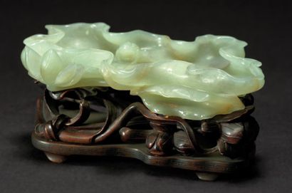 CHINE 0bjet de Lettré représentant une coupelle à pinceaux en jade vert clair sculpté...