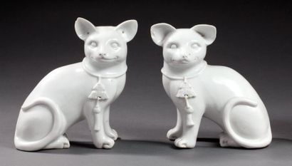 CHINE Paire de figurines représentant deux chats emaillés blanc assis Période Jiaqing...