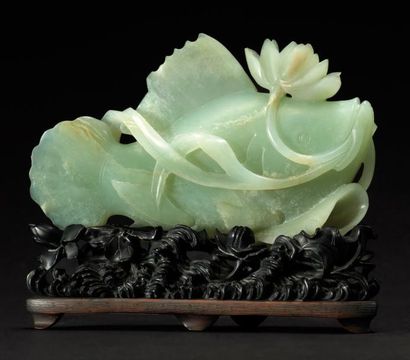 CHINE Sculpture en jade vert clair avec traces de rouille, représentant une carpe...