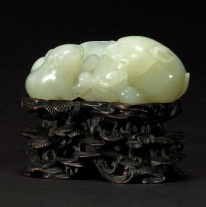 CHINE Groupe en jade clair sculpté représentant une chatte couchée et son chaton...