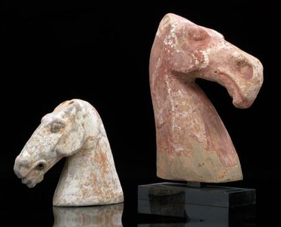 CHINE Deux têtes de chevaux en terre cuite l'un à pigment rouge et l'autre blanc....