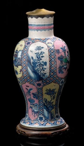CHINE Vase en porcelaine décoré en émaux polychrome (surdécoré au XIXe siècle) H...