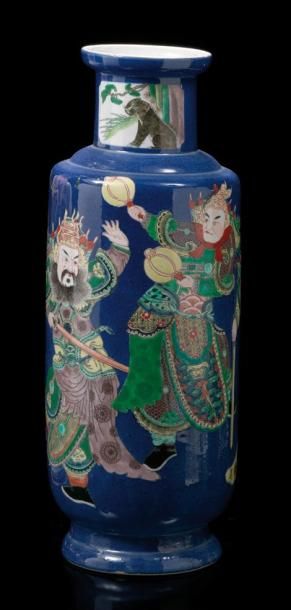 CHINE Vase rouleau à fond bleu poudré décoré en émaux de la famille verte d'immortels...