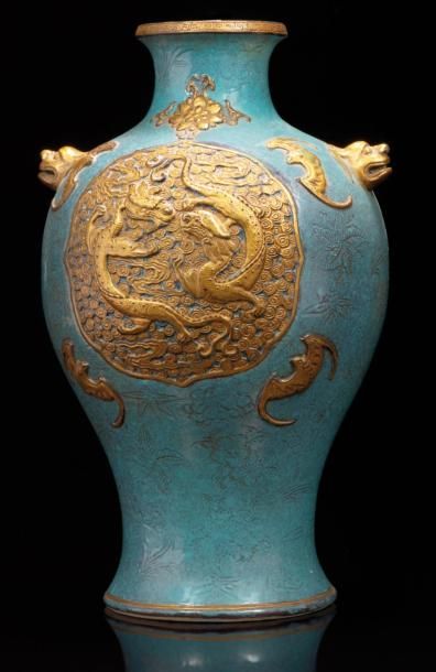 CHINE Vase de forme balustre en trompe l'oeil à l'imitation du bronze; il est décoré...