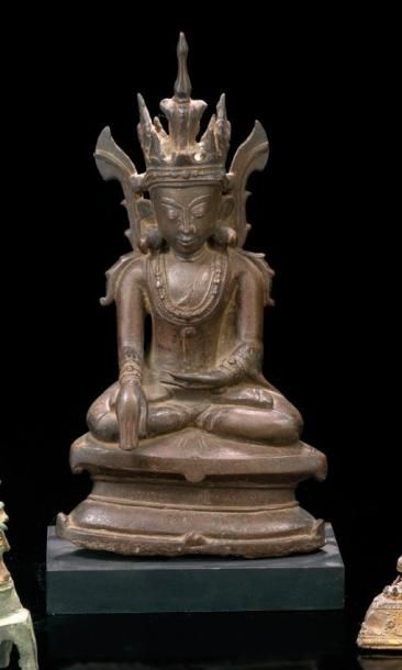 ASIE DU SUD-EST Figurine en bronze à patine brune représentant probablement Avalokitesvara...
