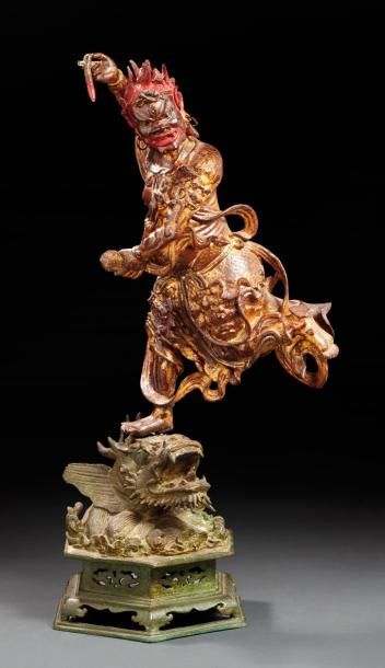 CHINE Important personnage du panthéon bouddhique debout sur une tête de dragon reposant...