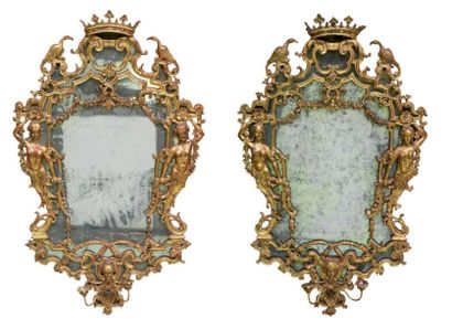 null Rare paire de miroirs dans des cadres en bois sculpté et doré, à décor, à l'amortissement,...