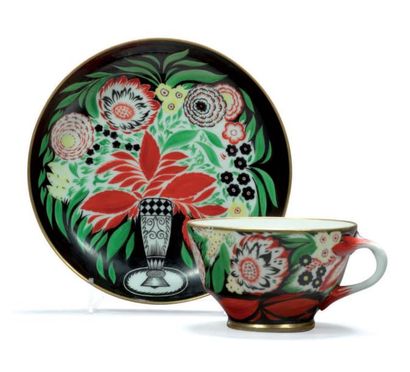 SAINT PETERSBOURG Tasse et sa soucoupe en porcelaine, décorées en polychromie sur...