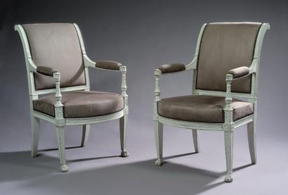 null Rare paire de fauteuils à dossier renversé, en bois sculpté rechampi gris, à...