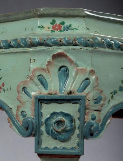 null Console légèrement galbée, en bois sculpté, laqué vert bleu, ou polychrome,...