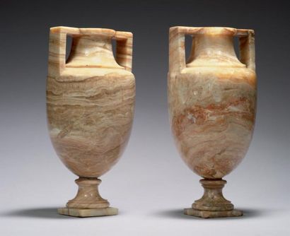 null Paire d'urnes, en forme d'amphore, en onyx sculpté. Fin du XVIIIe siècle (légers...