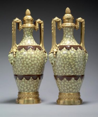 null Rare paire de vases en porcelaine peinte sur des fonds vert jaune de craquelures...