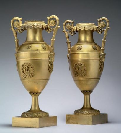 null Paire de vases ovoïdes, en bronze ciselé et doré. Les panses à décor de lyres...